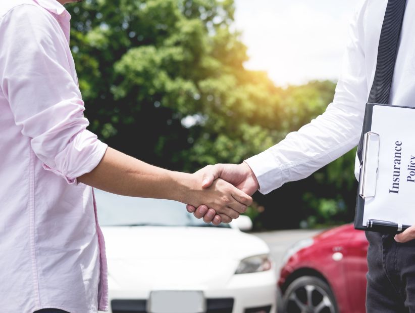 image of an auto insurance policyholder getting assistance from a CSB Insurance agent